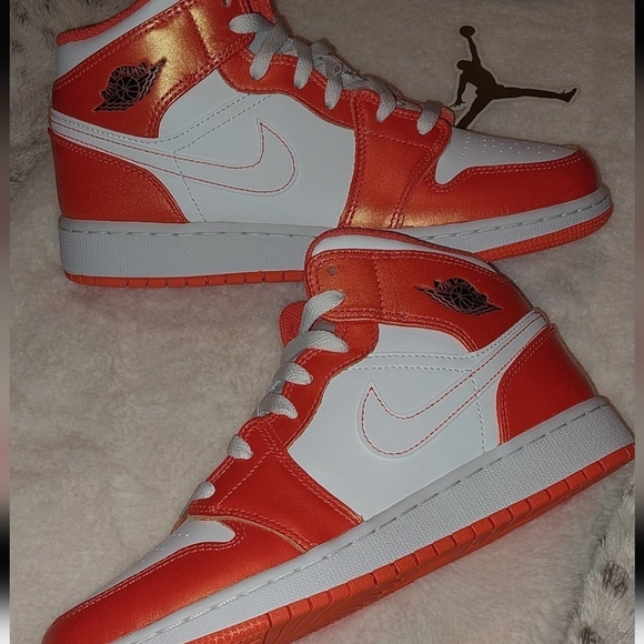 Nike Air Jordan 1 Mid GS Electro Orange - Picture 1 of 12